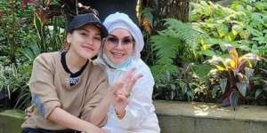 10 Potret Keseruan Ayu Ting Ting dan Keluarga Jogging Bersama, Gaya Ibunya Gaul Abis