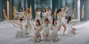 Lirik Lagu Paint the Town - LOONA