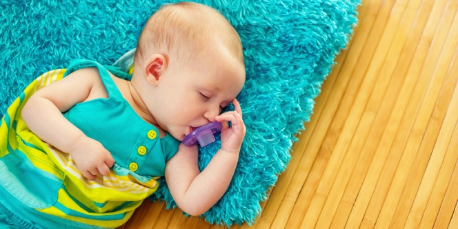 Apakah Aman Membiarkan Bayi Tidur di Lantai?