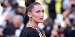 Potret Bella Hadid Tampil Terbuka di Festival Film Cannes, Bagian Dada Cuma Ditutupi Kalung!