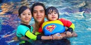 8 Potret Kedekatan Selebriti dengan Saudara Tiri yang Sibling Goals Banget