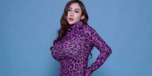 Gaya Pamela Safitri Duo Srigala Terdampar di Kolam Renang, Swimsuit Hitamnya Jadi Sorotan