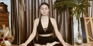 5 Potret Ariel Tatum Yoga Pakai Outfit Serba Hitam, Auranya Beda Banget!