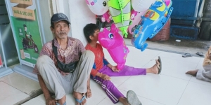 Cari Nafkah Demi Hidupi Cucu Disabilitas, Kakek yang Mulai Pikun Ini  Banting Tulang Jualan Balon