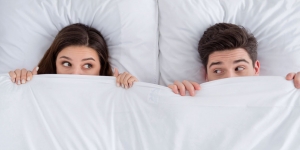 Tips Atasi Rasa Canggung saat Malam Pertama dengan Pasangan