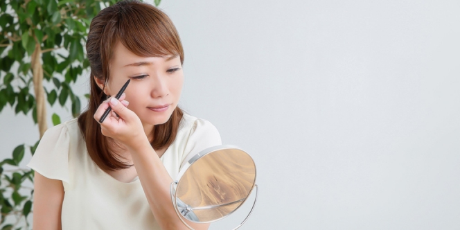 Penggunaan Eyeliner yang Gak Tepat Bisa Bahaya lho! Ini Penjelasan Dokter