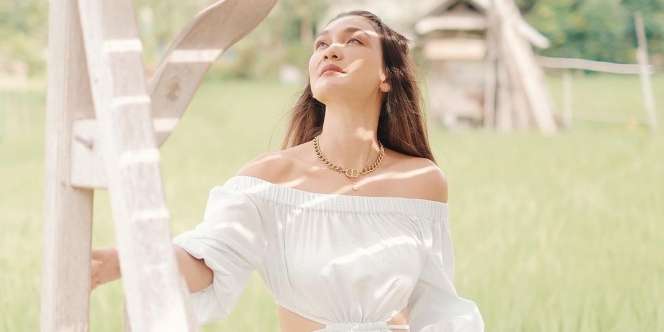 Gaya Luna Maya Pemotretan Pakai Baju Serba Putih, Lakukan Prewedding?