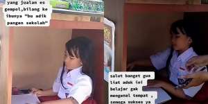 Potret Pilu Gadis Kecil Sekolah Online di Kolong Meja Sambil Temani Ibunya Jualan