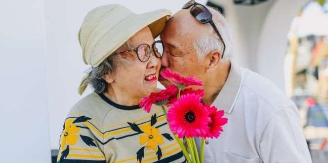 Dear Kakek Nenek, ini Lho Cara Terbaik untuk Mendapatkan Hubungan Romantis di Hari Tua