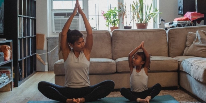 Mengajak Buah Hati Yoga Bersama Bisa Mengatasi Stress dan Kecemasan Lho, Moms