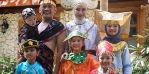 Rayakan Kemerdekaan Indonesia, Keluarga Zaskia Mecca dan Hanung Bramantyo Kompak Pakai Baju Adat
