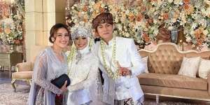 10 Foto Ayu Ting Ting Datangi Akad Nikah Lesti dan Billar, Pakai Kalung Berlian Ditemani Ayah Rojak