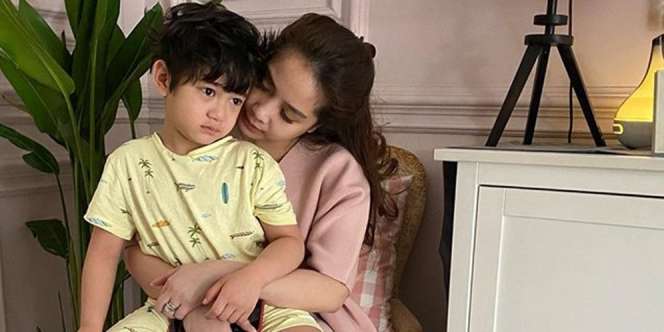 Gaya Nagita Slavina Saat emani Rafathar belajar Tuai Komentar, The Real Emak-Emak