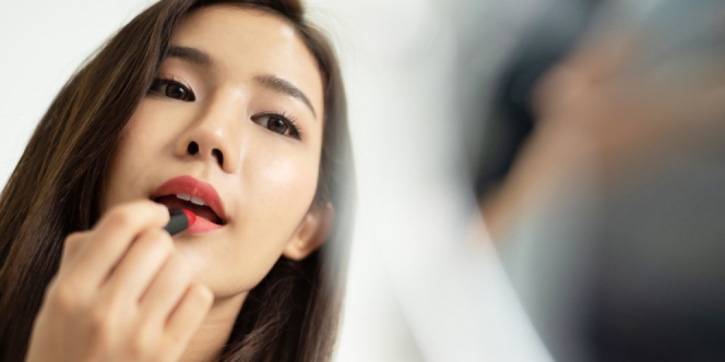 5 Kesalahan Seputar Pemakaian Lipstik yang Perlu Kamu Hindari