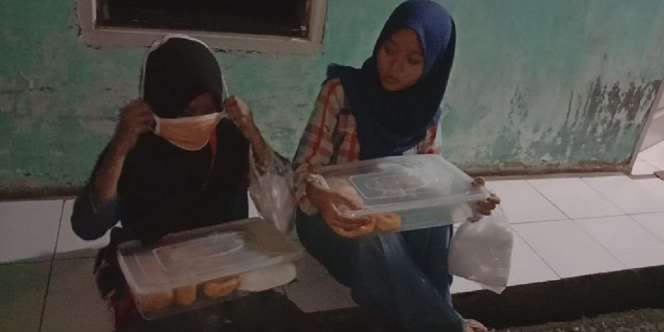 Kakak Beradik Ini Rela Jalan 4 KM Jualan Donat Hingga Larut Malam, Demi Beli Obat untuk Ibunya