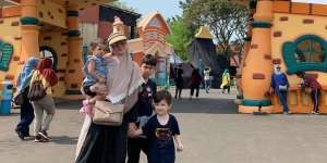 Ini Potret Risty Tagor Momong Ketiga Anaknya, Super Mom!