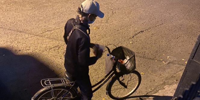 Bukan Motor, Bapak Ojol Ini Rela Tembuh 15 KM Antar Obat Pelanggan dengan Sepeda