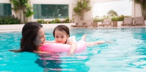 7 Cara Mengatasi Anak yang Gak Bisa Berenang karena Takut dengan Air