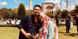 7 Potret Kemesraan Raffi Ahmad dan Nagita Slavina di Masjid Hagia Sophia Turki, Manis Banget