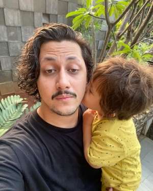 Ini Potret Anak Keenan Pearce yang Jarang Tersorot, Rambut Pirangnya Curi Perhatian