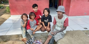 Sedih, Demi Anaknya Bisa Sekolah Ayah di Banten Ini Rela Keliling Kampung Cari Seragam Bekas