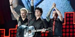 Lirik Lagu Wake Me Up When September Ends - Green Day