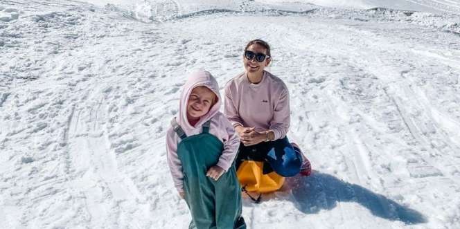 Keseruan Dua Anak Marissa Nasution saat Bermain Salju di Gunung Pertama Kali, Gemesin Banget!