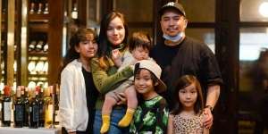 Momen Perayaan Ulang Tahun ke-32 Sheila Marcia Bareng Keempat Anak dan Suami, Sweet Abis!