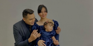 6 Gaya Pemotretan Keluarga Kecil Asmirandah dan Jonas Rivanno, Ekspresi Baby Chloe Lucu Banget