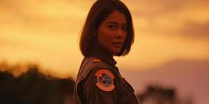 Ini Pesona Bunga Jelitha Pakai Seragam TNI dan Jadi 'Pilot' Hercules, Gagah dan Cantik!