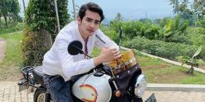 6 Potret Mahdy Reza yang Tampak Gagah Saat Naik Motor, Pesonanya Bikin Ciwi-Ciwi Oleng