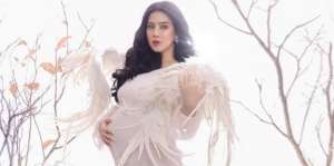 Bernuansa Putih, Maternity Shoot Felicya Angelista dan Hito Caesar Dipuji Bak Malaikat