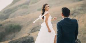 Potret Prewedding Melanie Putria dan Aldico Sapardan di Bukit Merese Lombok, Eksotis dan Romantis 