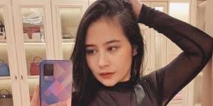 Makin Berani, Prilly Latuconsina Posting Foto dengan Kancing Baju Terbuka!