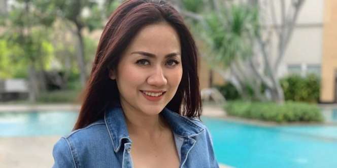 10 Pose Tante Ernie Bergaya di Pinggiran Kolam Renang, Pamer Kulit Mulus hingga Bodygoals