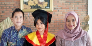 8 Momen Wisuda Online Siti Adira yang Ditemani Aldi Bragi dan Ikke Nurjannah