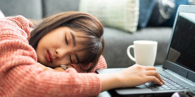 Ketiduran di Meja Kerja, Bagus atau Nggak sih?