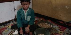 Salut, Bocah Kecil Ini Bantu Ibunya Jualan Cilok Demi Menyambung Hidup