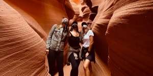 9 Potret Liburan Luna Maya di Antelope Canyon, Lembah Bebatuan Arizona yang Keren Banget!