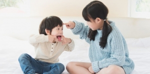 5 Tips Mengatasi Adik dan Kakak yang Sering Bertengkar