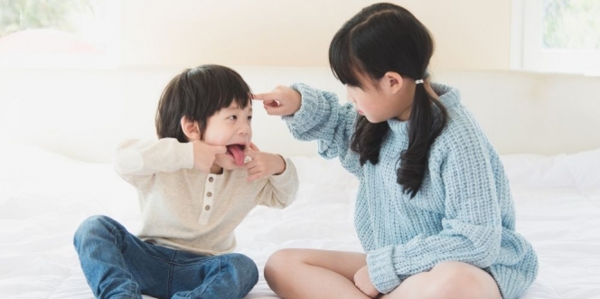 5 Tips Mengatasi Adik dan Kakak yang Sering Bertengkar