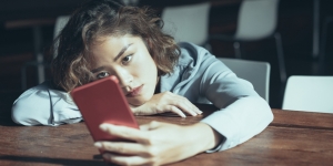 6 Alasan Orang Mengaku Sedih Pas Jomblo, Mulai Pengaruh Media Sosial hingga Tekanan Keluarga