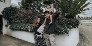 Gaya Pemotretan Terbaru Keluarga Adzana Bing Slametdan Rizky Alatas Bareng Kedua Anaknya yang Gemesi
