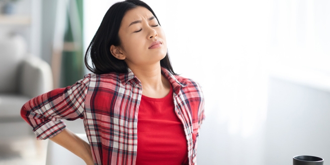 5 Tips Mudah Redakan Sakit Punggung karena Duduk Lama, Gak Ribet Kok!