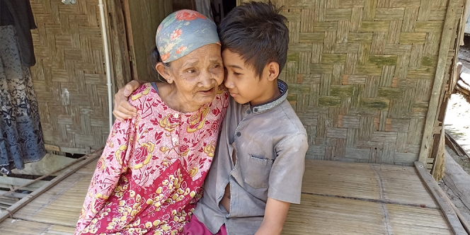 Korbankan Masa Kecilnya Demi Hidupi sang Nenek, Bocah Ini Rela Jadi Kuli Serabutan