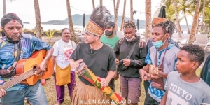 9 Potret Raffi Ahmad Saat di Papua, Keakrabannya dengan Masyarakat Lokal Tuai Pujian