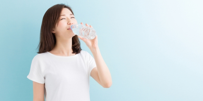 Banyak Minum Air Putih Bikin Keringat Berlebih, Benar Gak Sih?