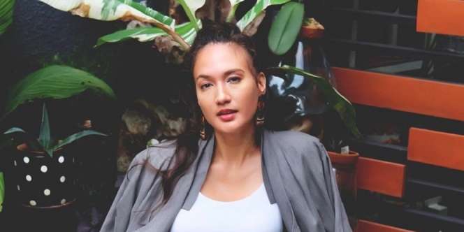 Pesona Nadine Chandrawinata Pakai Kerudung Ini Curi Perhatian Netizen!