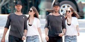 Romantis Abis, Chris Martin Sebut Dakota Johnson sebagai 'My Universe' saat di Konser