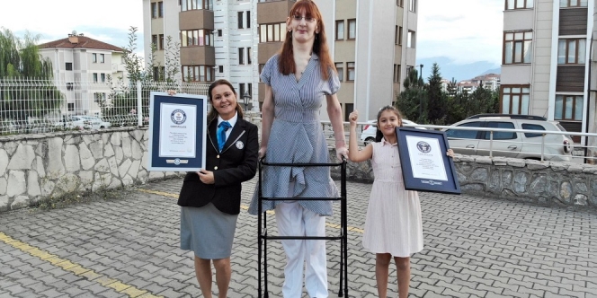 Kenalan Sama Rumeysa Gelgi, Perempuan Setinggi Lebih dari 2 Meter yang Pecahkan Rekor Dunia